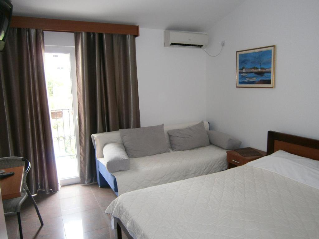 Mijovic Apartments Budva Bilik gambar